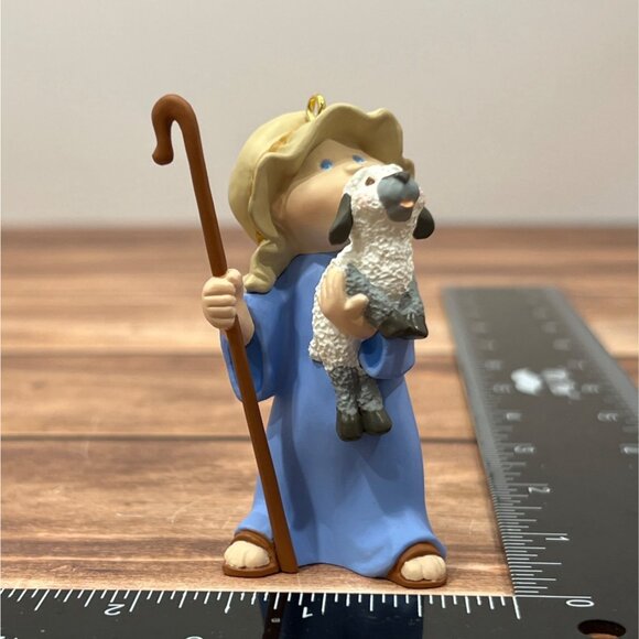 1998 HALLMARK KEEPSAKE ORNAMENT QX6496 WATCHFUL SHEPHERD WITH LAMB - Picture 6 of 11